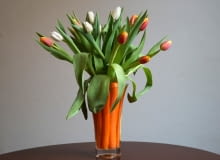 Marchewkowy bukiet - wystarczy duży, szklany wazon, marchewki i wybrane kwiaty. ozdoby wielkanocne, Wielkanoc, bukiet kwiatów
