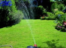 Przenośny AquaContour Automatic zrasza powierzchnie o nietypowych kształtach. Gardena ONE TIME USE ONLY DO JEDNOKROTNEJ PUBLIKACJI OGROD SYSTEM NAWADNIAJACY ZRASZACZ AQUA CONTOUR AUTOMATIC FOT. GARDENA PUBLIKACJA KWIETNIK NR 2 (146) - 2 2007