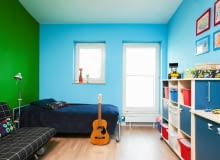 Do nowych wyzwań czekających 7-letniego Gucia w szkole, trzeba było dostosować jego pokój. Stało się to też dobrą okazją, by nadać wnętrzu charakter bardziej odpowiadający osobowości chłopca. <BR /> METAMORFOZA. Rodzice, urządzając jakiś czas temu pokój syna, stworzyli w nim neutralną bazę z solidnymi meblami o ponadczasowych formach, tak by łatwo dało się dostosować wnętrze do zmieniających się potrzeb i wieku dziecka. I taka potrzeba właśnie zaszła, bo we wrześniu Gucio rozpoczyna naukę w szkole. Przy okazji niezbędnych zakupów (biurko i dodatkowe półki) zdecydowano się rozweselić pozbawione charakteru wnętrze, tak by bardziej przystawało do osobowości energicznego i kreatywnego chłopca. Stylistka postawiła na kolory. Ściany przemalowano na żywe barwy, które nie tylko nadały pomieszczeniu zdecydowany wyraz, ale stały się również lepszym tłem kolorowych regałów i kanapy. Pojemniki na dziecięce skarby pomogły uporządkować przestrzeń. <BR /> Większość mebli oraz ich układ pozostały niezmienione. Dokupiona lampa podłogowa ma regulowany kąt padania światła. Można ją więc tak ustawić, by oświetlała albo łóżko, albo kanapę. <BR /> Koszt 1320 zł. Do nowych wyzwań czekających 7-letniego Gucia w szkole, trzeba było dostosować jego pokój. Stało się to też dobrą okazją, by nadać wnętrzu charakter bardziej odpowiadający osobowości chłopca. <BR /> METAMORFOZA. Rodzice, urządzając jakiś czas temu pokój syna, stworzyli w nim neutralną bazę z solidnymi meblami o ponadczasowych formach, tak by łatwo dało się dostosować wnętrze do zmieniających się potrzeb i wieku dziecka. I taka potrzeba właśnie zaszła, bo we wrześniu Gucio rozpoczyna naukę w szkole. Przy okazji niezbędnych zakupów (biurko i dodatkowe półki) zdecydowano się rozweselić pozbawione charakteru wnętrze, tak by bardziej przystawało do osobowości energicznego i kreatywnego chłopca. Stylistka postawiła na kolory. Ściany przemalowano na żywe barwy, które nie tylko nadały pomieszczeniu zdecydowany wyraz, ale stały się również lepszym tłem kolorowych regałów i kanapy. Pojemniki na dziecięce skarby pomogły uporządkować przestrzeń. <BR /> Większość mebli oraz ich układ pozostały niezmienione. Dokupiona lampa podłogowa ma regulowany kąt padania światła. Można ją więc tak ustawić, by oświetlała albo łóżko, albo kanapę. <BR /> Koszt 1320 zł.