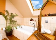 Ciepła kolorystyka materiałów wykończeniowych (m.in. tekowego drewna), nietypowe ozdoby i rośliny doniczkowe - to wszystko sprawia, że w łazience jest bardzo przytulnie. WNETRZA LAZIENKA