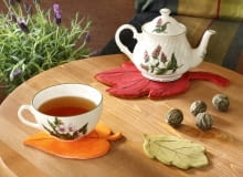 Na długie zimowe wieczory warto znaleźć dzieciom jakieś ciekawe zajęcie. Proponujemy wspólne lepienie drobiazgów z masy plastycznej. Możemy zrobić np. gałki do szafek, świeczniki, podkładki pod talerze lub ozdobne guziki do poduszek. Dobra zabawa gwarantowana. Wesołe podkładki. Na rozwałkowanej masie plastycznej zaznaczamy kształt liścia. Wycinamy go nożykiem introligatorskim i robimy wgłębienia-żyłki. W zależności od rodzaju wykorzystanej masy (przepis na opakowaniu) podkładkę albo pozostawiamy do wyschnięcia albo utwardzamy w mikrofalówce lub piekarniku. Na koniec malujemy farbami akrylowymi. Na długie zimowe wieczory warto znaleźć dzieciom jakieś ciekawe zajęcie. Proponujemy wspólne lepienie drobiazgów z masy plastycznej. Możemy zrobić np. gałki do szafek, świeczniki, podkładki pod talerze lub ozdobne guziki do poduszek. Dobra zabawa gwarantowana. Wesołe podkładki. Na rozwałkowanej masie plastycznej zaznaczamy kształt liścia. Wycinamy go nożykiem introligatorskim i robimy wgłębienia-żyłki. W zależności od rodzaju wykorzystanej masy (przepis na opakowaniu) podkładkę albo pozostawiamy do wyschnięcia albo utwardzamy w mikrofalówce lub piekarniku. Na koniec malujemy farbami akrylowymi.