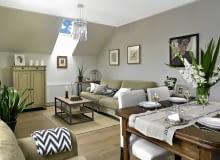 Jasno i neutralnie. W pokoju dziennym królują brązy i beże we wszelkich odcieniach. Na starej kanapie z nowym obiciem leżą lniane poduszki (Nap). Konsolę i stolik z dębowymi blatami zaprojektowała Ewa Jaworska. Dywan jest z IKEA. aranżacja wnętrza, kuchnia, meble kuchenne