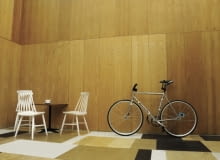 Kawiarnia Relaks znajduje się w Warszawie przy ulicy Puławskiej 48. Jej wygląd zaprojektowali architekci z MOKO ARCHITECTS. Projektanci mieli za zadanie stworzyć oryginalne wnętrze, mając do dyspozycji 50 tys. złotych. Lokal ma stać się nowym miejscem spotkań warszawiaków, którzy przy kawie będą mogli skorzystać z mieszczącego się w lokalu serwisu dla rowerów. Relaks Cafe w Warszawie