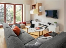 Właściciele nie czuli się dobrze w swoim salonie. Projektantki uznały, że powodem jest mroczna atmosfera wnętrza. Zmieniły więc wystrój, a wraz z nim zmieniło się samopoczucie domowników. <BR /> METAMORFOZA. Salon został zaaranżowany w?stylu skandynawskim, dzięki?czemu wnętrze stało się jaśniejsze, a w związku z tym - wydaje się większe. Meble mają proste, lekkie formy. Wszystko jest utrzymane w?jasnej, neutralnej kolorystyce, przełamanej akcentami mocniejszych barw. salon, wystrój wnętrz, aranżacja salonu