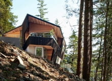 Oryginalna bryła budynku, przypominająca heksagon, to dzieło projektantów ze studia Battersby Howat Architects z pobliskiego Vancouver. Przestrzenny wielokąt zapewnia doskonały widok na całą okolicę. Stromo nachylony i zalesiony stok, u stóp którego znajduje się mała kamienna plaża, okazał się idealnym miejscem na budowę domu dla całej rodziny. Oryginalna bryła budynku, przypominająca heksagon, to dzieło projektantów ze studia Battersby Howat Architects z pobliskiego Vancouver. Przestrzenny wielokąt zapewnia doskonały widok na całą okolicę. Stromo nachylony i zalesiony stok, u stóp którego znajduje się mała kamienna plaża, okazał się idealnym miejscem na budowę domu dla całej rodziny.