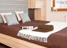 O tym, czy się wyśpimy, decyduje nie tylko łóżko i wygodny materac, ale również atmosfera wnętrza, którą tworzy odpowiadająca naszym upodobaniom kolorystyka, nastrojowe oświetlenie, dodatki dekoracyjne dobrane do stylu wystroju. Zobacz, jakimi sposobami można stworzyć klimat sprzyjający dobrym snom. ... SYPIALNIA: Ściany w roli głównej. W niewielkim pomieszczeniu, którego powierzchnia została wykorzystana niemal co do centymetra, nie pozostało zbyt wiele miejsca na dekoracyjne przedmioty. Funkcję ozdoby przejęły zatem niezasłonięte sprzętami fragmenty ścian.