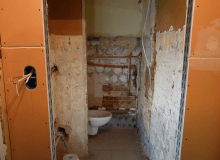 Łazienka przed zabudową płytą budowlaną Łazienka przed zabudową płytą budowlaną