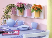 Pomysłowa aranżacja z pierwiosnków, bluszczu i... sztućców w pomalowanych puszkach. Wandh nger aus Konservendosen selbstgemacht 5/5 Primula acaulis ( Fr´hlingsprimeln ), Hedera ( Efeu ) und Besteck in gespr´hten Konservendosen, blaues Geschirr Bezug: Fa. Grimm Tel: 08161 / 48 45 - 0 SLOWA KLUCZOWE: basteln Dosen Fr´hlingsblumen Fertigbild <bert^pfe Querformat Praxis Stepabfolge Fr´hling innen ZZZ Farbe K´che Topf 000