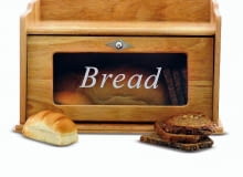 WYPOSAŻENIE KUCHNI. <B>Nasz przegląd wyposażenia kuchni nawiązuje do różnych stylów, jakie kojarzą się z tytułami znanych filmów. Potraktujmy te propozycje jako inspirację do ewentualnych zmian. <BR >Aranżując kuchnię, nie przesadźmy z liczbą przedmiotów charakterystycznych dla danego stylu; czasem wystarczy tylko kilka, by odmienić wnętrze.</B> <BR >Cudowne lata - po trosze wzornictwo lat siedemdziesiątych, po trosze vintage. W takiej kuchni znakomicie odnajdą się autentyczne przedmioty z minionych czasów albo stylizowane. <BR >Chlebak Prestige, drewno kauczukowe, 38 x 24 cm, wys. 25 cm, 100 zł, Vittore Comforto