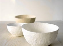 <B>Prosta forma, chropowa powierzchnia ze śladami palców. To nie cenne znalezisko archeologiczne, tylko miseczka zrobiona własnoręcznie z papieru. Praca łatwa i nie zajmuje dużo czasu.</B> <BR />Materiały: cienki papier, np. śniadaniowy, mąka ziemniaczana, ceramiczna miseczka jako forma. PAPIEROWE MISECZKI FOT. AGATA JAWORSKA PUBLIKACJA CZTERY KATY NR 3 (149) - 3.2004 SLOWA KLUCZOWE: NACZYNIA ZDJĘCIE DO WKŁADKI: PUBLIKACJA CZTERY KATY NR 3 (149) - CZASOPISMA