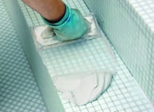 Fuga epoksydowa jest bardzo trwała i odporna na wodę, ale wymaga umiejętnej aplikacji Fuga epoksydowa jest bardzo trwała i odporna na wodę, ale wymaga umiejętnej aplikacji