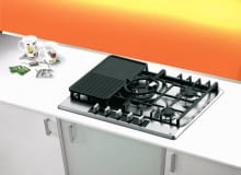 <B>Płyty gazowe mają wielu zwolenników nie tylko z powodu stosunkowo przystępnych cen. Urządzenia te są proste w obsłudze. Wykonuje się je z trwałych materiałów, a ich wygląd jest coraz bardziej interesujący. Na korzyść gazu przemawia również to, że wielu z nas woli po prostu gotować na żywym ogniu.</B> <BR />PŁYTY GAZOWE. EGW 70 5 G, szkło hartowane, ruszty pojedyncze, 5 palników (w tym typu wok), w wyposażeniu płyta do grillowania i podstawka pod wok, 68 x 50 cm, 1390 zł, Teka <B>Płyty gazowe mają wielu zwolenników nie tylko z powodu stosunkowo przystępnych cen. Urządzenia te są proste w obsłudze. Wykonuje się je z trwałych materiałów, a ich wygląd jest coraz bardziej interesujący. Na korzyść gazu przemawia również to, że wielu z nas woli po prostu gotować na żywym ogniu.</B> <BR />PŁYTY GAZOWE. EGW 70 5 G, szkło hartowane, ruszty pojedyncze, 5 palników (w tym typu wok), w wyposażeniu płyta do grillowania i podstawka pod wok, 68 x 50 cm, 1390 zł, Teka