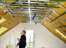 Podczas wykonywania obudowy poddasza należy sprawdzać każdy etap prac, począwszy od układania ocieplenia, montażu rusztu, poprzez mocowanie paroizolacji i płyt gipsowo-kartonowych