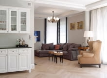 Przestronny i rozświetlony salon. Całość utrzymana w stonowanej i lekkiej kolorystyce.