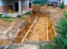 Gruntowy wymiennik rurowy. Aby przynosił efekt, musi być długi i odpowiednio głęboko zakopany. W krótkim powietrze zimą nie zdąży się ogrzać, a latem nie ma szans na dobre wychłodzenie gruntowy wymiennik ciepła, wymiennik ciepła