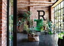 W budynku dawnej stajni, oddzielonej od salonu szklanymi przesuwnymi drzwiami, Giuseppe urządził wewnętrzny ogród. Odpoczynek wśród agaw, aloesów i palm przypomina mu dzieciństwo w Apulii na południu Włoch. W budynku dawnej stajni, oddzielonej od salonu szklanymi przesuwnymi drzwiami, Giuseppe urządził wewnętrzny ogród. Odpoczynek wśród agaw, aloesów i palm przypomina mu dzieciństwo w Apulii na południu Włoch.