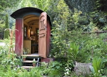 CR3NYR The Plankbridge Shepherd's Hut Garden Sponsor: Plankbridge Hutmakers Ltd Artisan Garden at RHS CHelsea Flower Show 2012 SLOWA KLUCZOWE: Plankbridge Shepheds Hut Garden [Artisan Garden] [Plankbridge Shepheds Hut Garden] RHS Chelsea Flower Show 2012 [RHS Chelsea Flower Show 2012] Artisan Garden hut shed writer's hut outdoor office Plankbridge Hutmakers