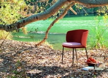 Pierwsze oznaki jesieni. Liście pod stopami, ale słońce jeszcze grzeje. Korzystajmy z niego póki się da. Krzesło C192D, w tkaninie 3D Mesh, Expormim.