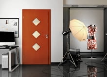 Jedno z najpopularniejszych drzew w naszej strefie klimatycznej. Jest również bardzo dekoracyjne; jabłonie rosnące w sadach najpiękniej wyglądają wczesną wiosną, kiedy okrywają się gęstwiną biało-różowych kwiatów.<Lr?/> Drzwi Dynamic Vario, okleina w kolorze jabłoni PolSkone, 437 zł