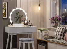 Biała, nowoczesna toaletka wykonana z lakierowanej na biały płyty MDF. Toaletka, oprócz lustra i dobrego oświetlenia, nie może obyć się bez szuflad czy schowków, które pomieszczą ulubione kosmetyki, biżuterię i podręczne przedmioty. Na zdjęciu toaletka Gaga, w komplecie ze stołkiem, do kupienia na selsey.pl Biała toaletka z mdf, selsey.pl