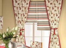 <B>Odmienianie wnętrza na wiosnę warto zacząć od okien. Teraz modne jest łączenie wzorów, np. na zasłonie mogą widnieć realistyczne kwiaty, a na rolecie - pasy. Pamiętajmy tylko, żeby różne motywy łączyła kolorystyka albo styl.</B> <BR />W oknie zawieszono rolety rzymskie, które pełnią funkcję praktyczną. ich dopełnieniem są zasłony uszyte z tkaniny tego samego rodzaju i w identycznej kolorystyce, ale różniące się deseniem. Obramowano je lamówką, która nawiązuje do motywu pasów i przewiązano szarfą. <B>Odmienianie wnętrza na wiosnę warto zacząć od okien. Teraz modne jest łączenie wzorów, np. na zasłonie mogą widnieć realistyczne kwiaty, a na rolecie - pasy. Pamiętajmy tylko, żeby różne motywy łączyła kolorystyka albo styl.</B> <BR />W oknie zawieszono rolety rzymskie, które pełnią funkcję praktyczną. ich dopełnieniem są zasłony uszyte z tkaniny tego samego rodzaju i w identycznej kolorystyce, ale różniące się deseniem. Obramowano je lamówką, która nawiązuje do motywu pasów i przewiązano szarfą.