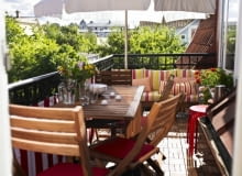 Nawet na niewielkim balkonie czy tarasie można zmieścić stół z krzesłami a nawet ławę. Tajemnicą dobrego zagospodarowania małej przestrzeni są składane meble. Jeśli będą drewniane to należy pamiętać o ich impregnacji. By nadać radosny nastrój wnętrzom warto korzystać z kolorowych dodatków: poduszek i pledów. Nawet na niewielkim balkonie czy tarasie można zmieścić stół z krzesłami a nawet ławę. Tajemnicą dobrego zagospodarowania małej przestrzeni są składane meble. Jeśli będą drewniane to należy pamiętać o ich impregnacji. By nadać radosny nastrój wnętrzom warto korzystać z kolorowych dodatków: poduszek i pledów.