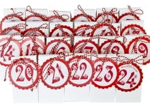 Kalendarz adwentowy w formie papierowych torebek, dekoracje dwitecyne