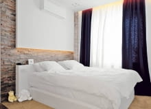 Sypialnia. Ścianę za łóżkiem obłożono naturalnym łupkiem. Zastosowano łatwe do układania płytki o wymiarach 60 x 15 cm - każda z nich jest zrobiona z nierównych pasków kamienia połączonych żywicą poliestrową. WNETRZA , POKOJ , SYPIALNIA - LOZKO