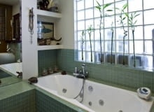 Wnętrza. Właściciele, z zamiłowania płetwonurkowie, z morskich wypraw przywożą trofea, które eksponują między innymi na półkach w łazience. Nie tylko dekorują wnętrze, ale też wywołują miłe wspomnienia, co sprzyja relaksowi. WNETRZA , LAZIENKA