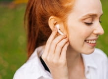 Jakie słuchawki Apple z ANC wybrać i czy warto postawić na AirPods 4?