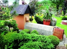 Murowany "domek" kryje komorę wędzarniczą. Zamykane palenisko oddalone o ok. 2 m jest z nią połączone za pomocą betonowych kształtek. W ten sposób można tu wędzić "na zimno" UWAGA ! DO JEDNORAZOWEJ PUBLIKACJIOGROD , WEDZARNIA PRZEZNACZONA DO WEDZENIA NA ZIMNOFOT. PAWEL SLOMCZYNSKIPUBLIKACJA MAGNOLIA NR 11 (43) - 11 2015