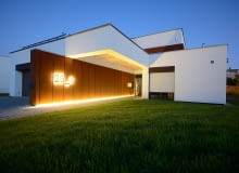 Zardzewiały dom na wrocławskim osiedlu Klecina Zardzewiały dom na wrocławskim osiedlu Klecina