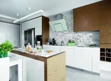 Tapetę nad kuchennym blatem zakryto szklaną taflą. Dzięki temu okładzina się nie zniszczy.