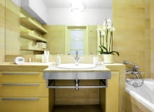 <B>Zwykle jest częścią szafki łazienkowej. Ostatnio projektanci coraz częściej rezygnują z szafek. Daje to więcej swobody w wyborze wielkości i kształtu blatu oraz materiału, z jakiego zostanie wykonany.</B> <BR >BLATY. Wysunięty i nieco obniżony granitowy blat z wpuszczoną umywalką to część większej konstrukcji, obłożonej gresem (tańszym od kamienia). Przód blatu zabezpieczono szeroką metalową listwą z relingiem na ręcznik.