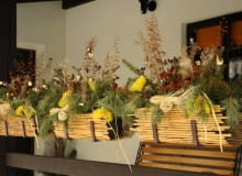 Z balkonowych skrzynek mogą 'wyrastać' ozdobione sizalowymi kokardkami suche kwiatostany polnych roślin oraz gałęzie sosny, świerka i śnieguliczki.