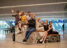 Ławka 'Relaks w Łodzi' na dworcu Łódź Fabryczna. Proj. Studio Izabela Bołoz; ilustracje Kasia Bogucka. Ławka 'Relaks w Łodzi' na dworcu Łódź Fabryczna. Proj. Studio Izabela Bołoz; ilustracje Kasia Bogucka.