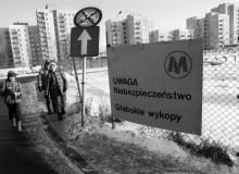 1985 Warszawa. Budowa metra. Stacja Warszawa Ursynow. fot.Aleksander Jalosinski/FORUM UWAGA!!! Cena minimalna dla publikacji w prasie i ksiazkach - 200 PLN xxxx SLOWA KLUCZOWE: metro budowa ursynow Warszawa miasto komunikacja plac budowy prl dzieci idace do szkoly droga do szkoly szkola
