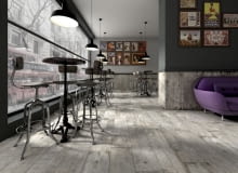 Native - płytka, która swoim wyglądem, barwą i wzorem do złudzenia przypomina dębową deskę. Dostępne są dwie wersje kolorystyczne: dąb naturalny (Oak Natural) lub dąb bielony (Arce Natural). Pięknie zaznaczone usłojenie, wyraziste kolory i powtarzalne wybarwienie z pewnością przysporzą tej kolekcji wielu zwolenników. Płytki Native są szkliwione, podwójnie wypalane i co ważne rektyfikowane, dzięki czemu mogą być układane z minimalną fugą (1 mm) tworząc wrażenie jednolitej, drewnianej podłogi. Podstawą kolekcji jest płytka o wymiarach 19,71cm x 119,3 cm i grubości 11 mm. Dostępne są również mozaiki na siatce w plastrach 29,75 x 29,75cm (rozmiar pojedynczego elementu mozaiki 5cm x 5 cm), stopnice (ryflowana, prosta i narożna z noskiem) oraz cokół. Ciekawym elementem kolekcji są pytki gięte (wygięcie ma wysokość ok 4 cm) w rozmiarze 19,71x118,8 cm. Produkt jest wykonywany ręcznie, dlatego też producent dopuszcza ewentualność występowania odstępstw w zakresie rozmiaru i odcienia. podłoga