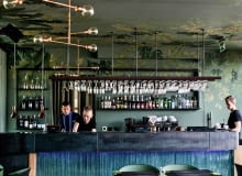 Kolory We wnętrzu restauracji dominują odcienie kojarzące się z morzem i plażą.