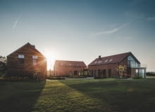 Projekt Jagny Bielowickiej nawiązuje do charakterystycznej dla polskiej wsi architektury zagrodowej z wewnętrznym dziedzińcem