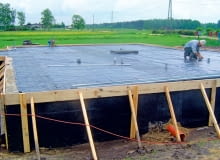 Doprowadzenie mediów warto dokładnie wcześniej przemyśleć, by nie trzeba było kuć otworów w zaizolowanych fundamentach lub robić dodatkowych wykopów. Doprowadzenie mediów warto dokładnie wcześniej przemyśleć, by nie trzeba było kuć otworów w zaizolowanych fundamentach lub robić dodatkowych wykopów.