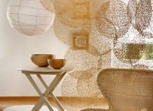 Zrób to sam. Przesłona składająca się z rzadko plecionych sznurkowych podkładek pod talerze nie tylko umownie oddzieli wybrany kącik, ale też w oryginalny sposób udekoruje całe pomieszczenie. Najlepiej będzie wyglądać w przestronnym wnętrzu utrzymanym w naturalnej kolorystyce. 27.04.2009