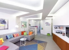 Gospodarze mieli trzy życzenia odnośnie urządzenia mieszkania - ma być otwarta przestrzeń, jasna kolorystyka i praktyczna, ale oryginalna podłoga. Projektantka, niczym dobra wróżka, spełniła?ich pragnienia. I jako bonus dołączyła rozświetlony sufit. <BR /> MIESZKANIE. Ten niezwykły sufit to?konstrukcja z szerokich pasów płyty gipsowo-kartonowej, wzdłuż których zrobiono wnęki na?taśmy ledowe (specjalne maskownice zapewniają rozproszone światło). Poszczególne segmenty można włączać pilotem w dowolnej konfiguracji. nowoczesne wnętrza