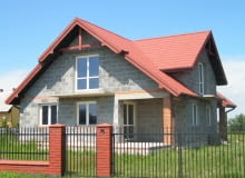 Mur można zbudować z dowolnego materiału konstrukcyjnego. Nie musi być bardzo gruby ani ciepły, więc nie warto przepłacać za najcieplejsze bloczki czy pustaki. Ciepłochronność ściany zależy głównie od tego, jak gruba i solidnie zrobiona będzie warstwa ocieplenia. budowa domu, ściany zewnętrzne, z czego budować dom