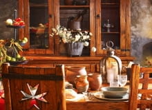 Meble. Stoły, krzesła, ławy, kredensy, skrzynie, czyli sprzęty o czysto użytkowej funkcji. Bardzo trwałe masywne meble z litego drewna są na ogół wykończone żelaznymi okuciami i ozdobione najprostszymi dekoracjami snycerskimi, np. wycięciami w kształcie kwiatowych kielichów, serc itp. WNETRZA KUCHNIA STYL BRETONSKI MEBLE