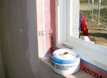 Na gotowe uszczelnienie okna można nanieść dowolny tynk wewnętrzny Na gotowe uszczelnienie okna można nanieść dowolny tynk wewnętrzny