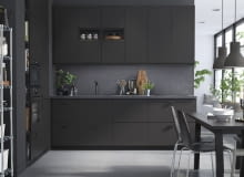 Obecnie najmodniejsze szafki kuchenne mają powierzchnie wykończone w macie. Czarna kuchnia Ikea