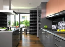 Gdy Magdalena i Adam zobaczyli to mieszkanie, wiedzieli, że jest po prostu dla nich. Po pierwsze, w ciągu dnia tonie w słońcu. Po drugie, zostało podzielone na dużą strefę dzienną i niewielką, ale idealną dla dwojga część prywatną. No i wisienka na torcie - oprócz balkonu jest jeszcze duży taras. <BR /> MIESZKANIE. W aneksie kuchennym jest dużo błyszczących powierzchni odbijających światło. I tak ścianę nad laminowanym blatem chroni czarne szkło. Szafki mają fronty z płyty MDF: foliowanej (szarej) i laminowanej (rdzawej). OLYMPUS DIGITAL CAMERA