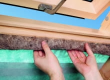 Przestrzeń między ościeżnicą a łatami montażowymi wypełnia się materiałem termoizolacyjnym okna połaciowe