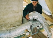 Aparat nawiewny montuje się na głównym kanale, w odleglości od 2 do 4 m powyżej kominka, najczęściej na nieużytkowanym poddaszu Aparat nawiewny montuje się na głównym kanale, w odleglości od 2 do 4 m powyżej kominka, najczęściej na nieużytkowanym poddaszu